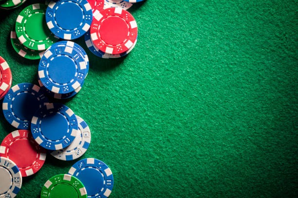 koki Live Chat interface alongside live roulette table on mobile